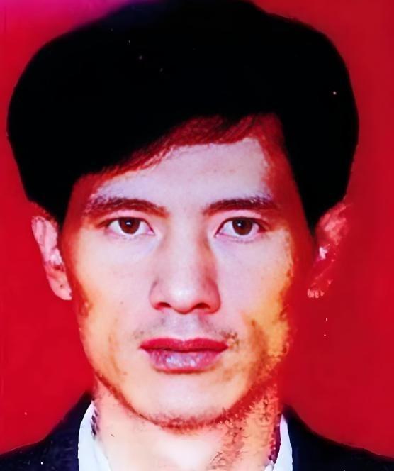 1979年7月14日辽宁铁岭柴河沿村102国道旁，一场警匪枪战突然打响。两名持自