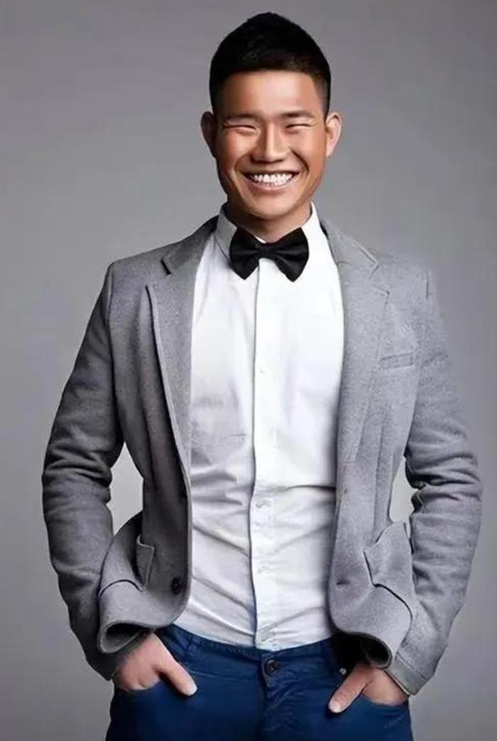 嘎子哥谢梦伟千万粉丝账号被封。近日，嘎子哥谢梦伟因身着警服直播带货被警方行政拘留