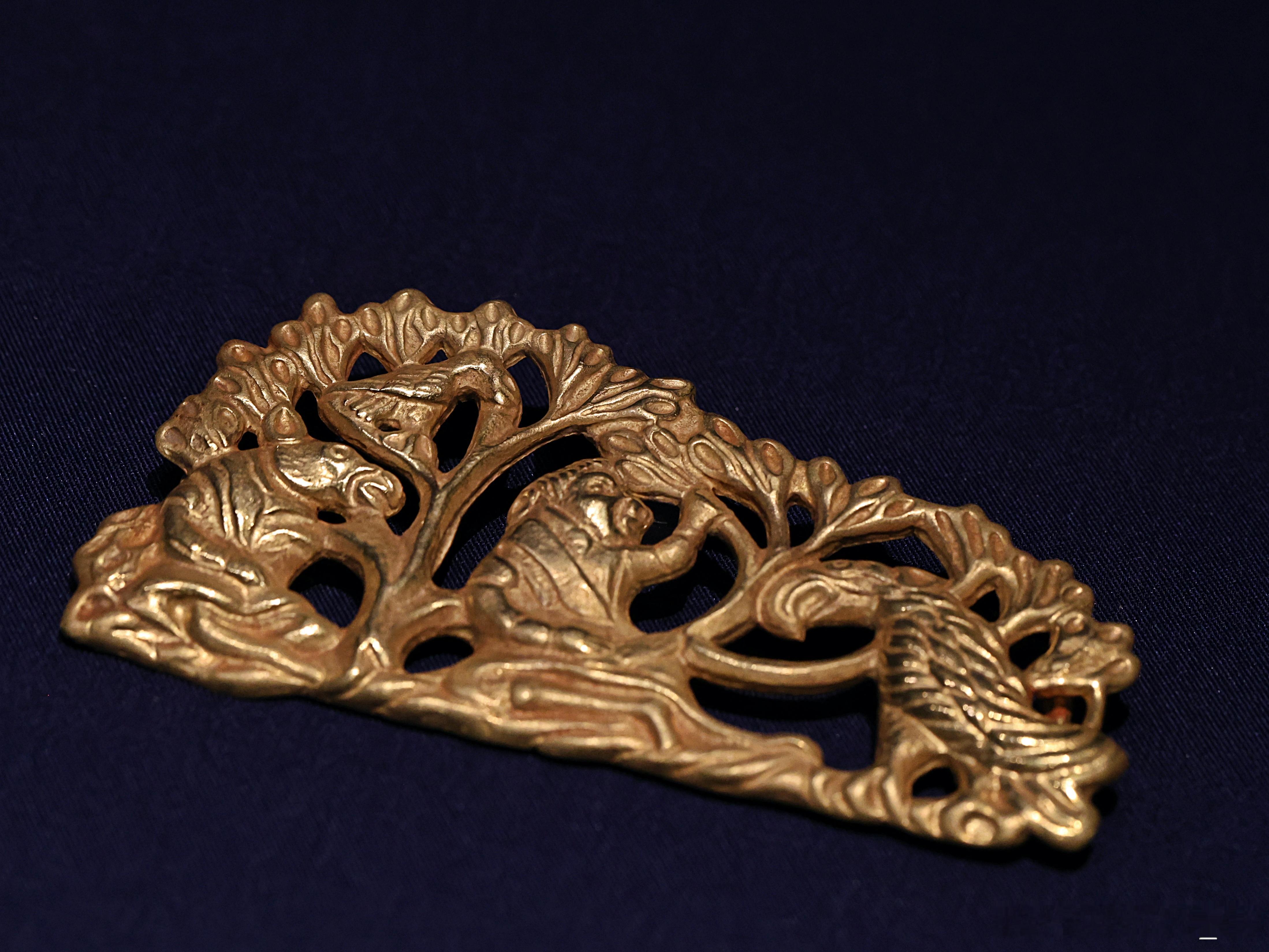 黄金缕-香港故宫文化博物馆藏古代金器 人物鸟兽形饰牌公元前3–前2世纪这件饰牌有