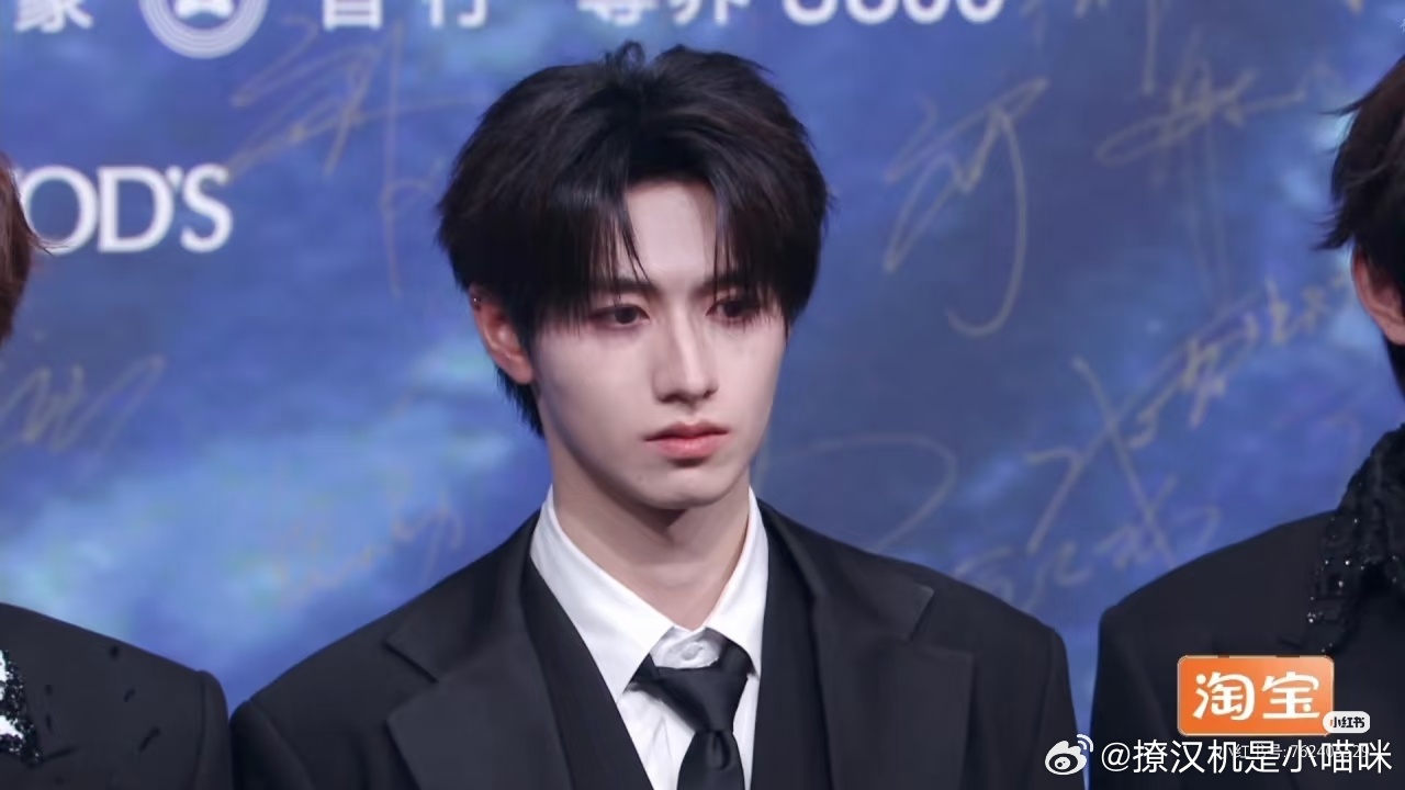 朱志鑫真的帅出一枝独秀了 