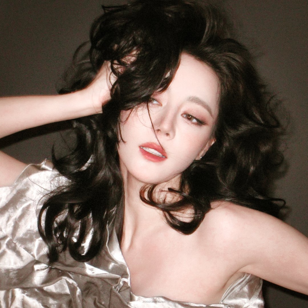 迪丽热巴美神降临 