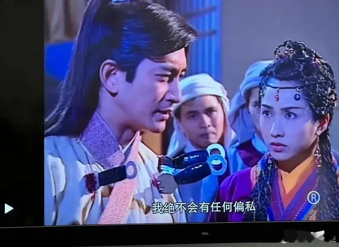 黎姿版的《倚天屠龙记》道具，像婴儿吃饭用的刀叉[笑cry] ​ ​​​