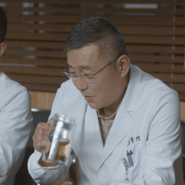 问心2医生建议多喝开水 林逸的小小心思被当场戳穿，画面搞笑又接地气。高温天气总想