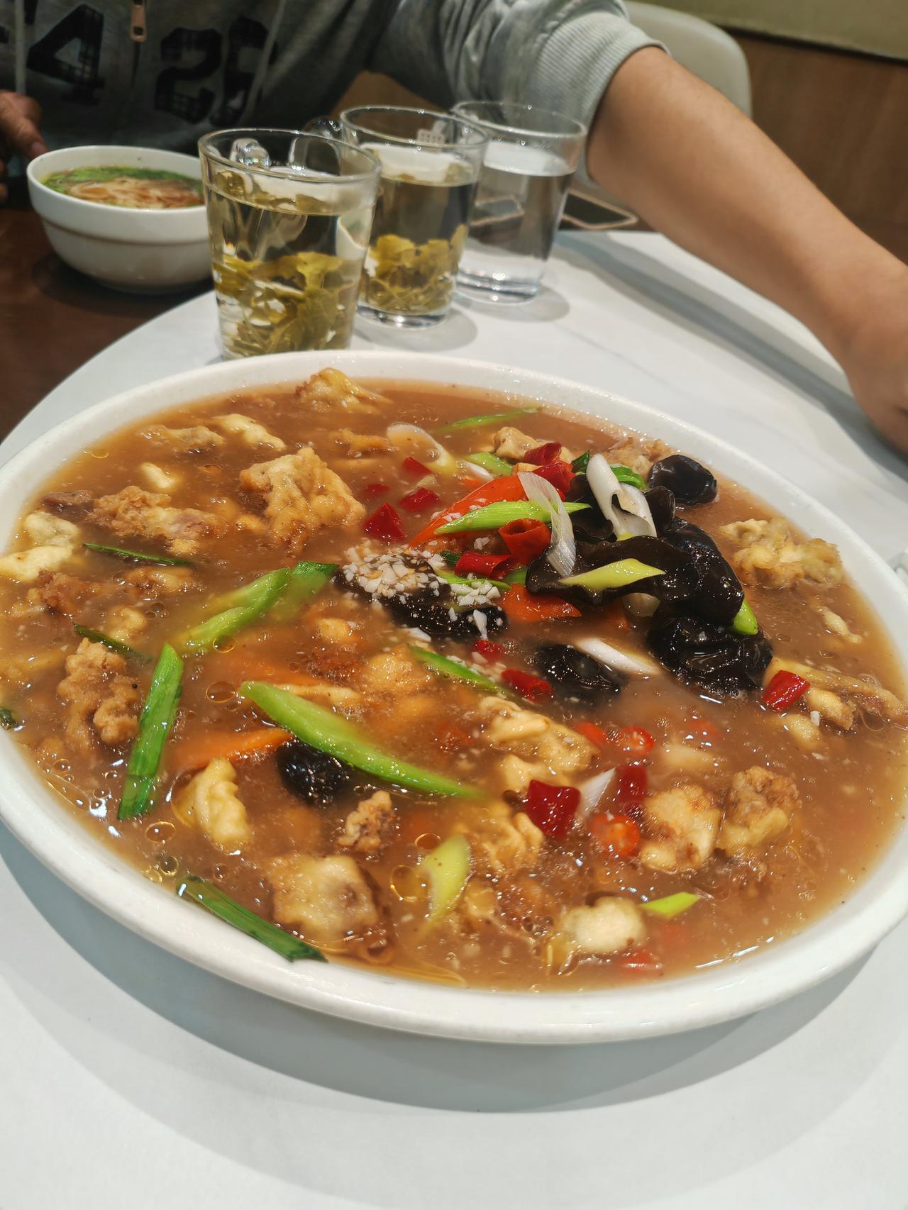 湟源浇汁里脊，卖相看不出来，但是很好吃，银河餐饮这家环境不错