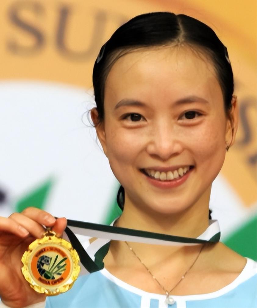 [微风]1999年，四川一女孩拿到世界冠军后，被教练踢出国家队。谁知4年后，她加