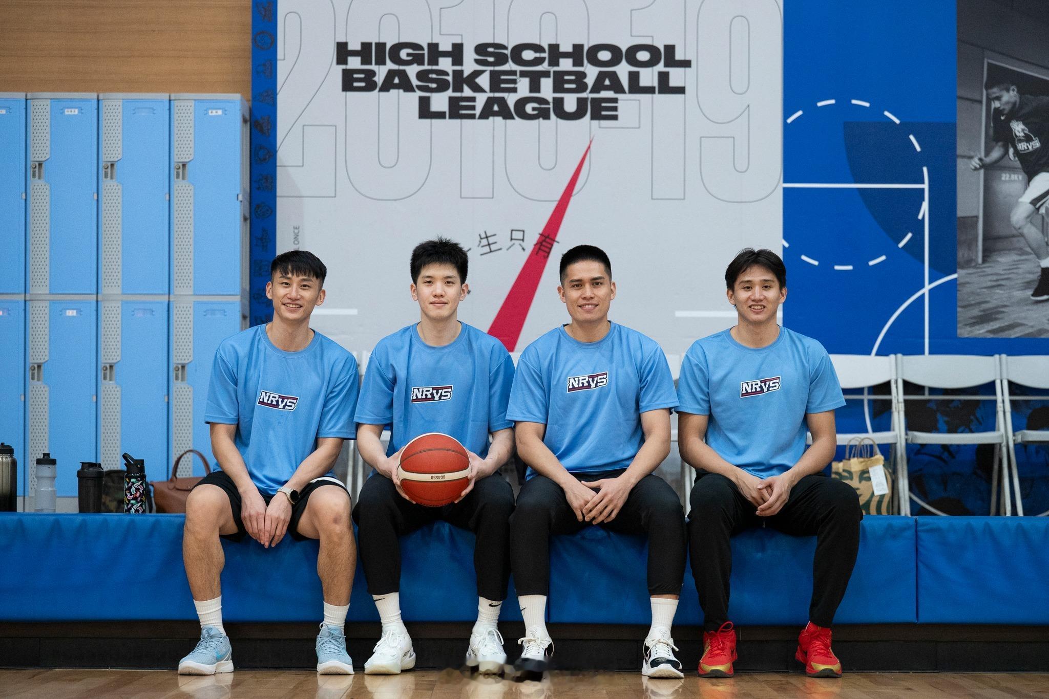 陈盈骏和林庭谦、林彦廷、吴永盛一起参加了一个篮球公益活动。 