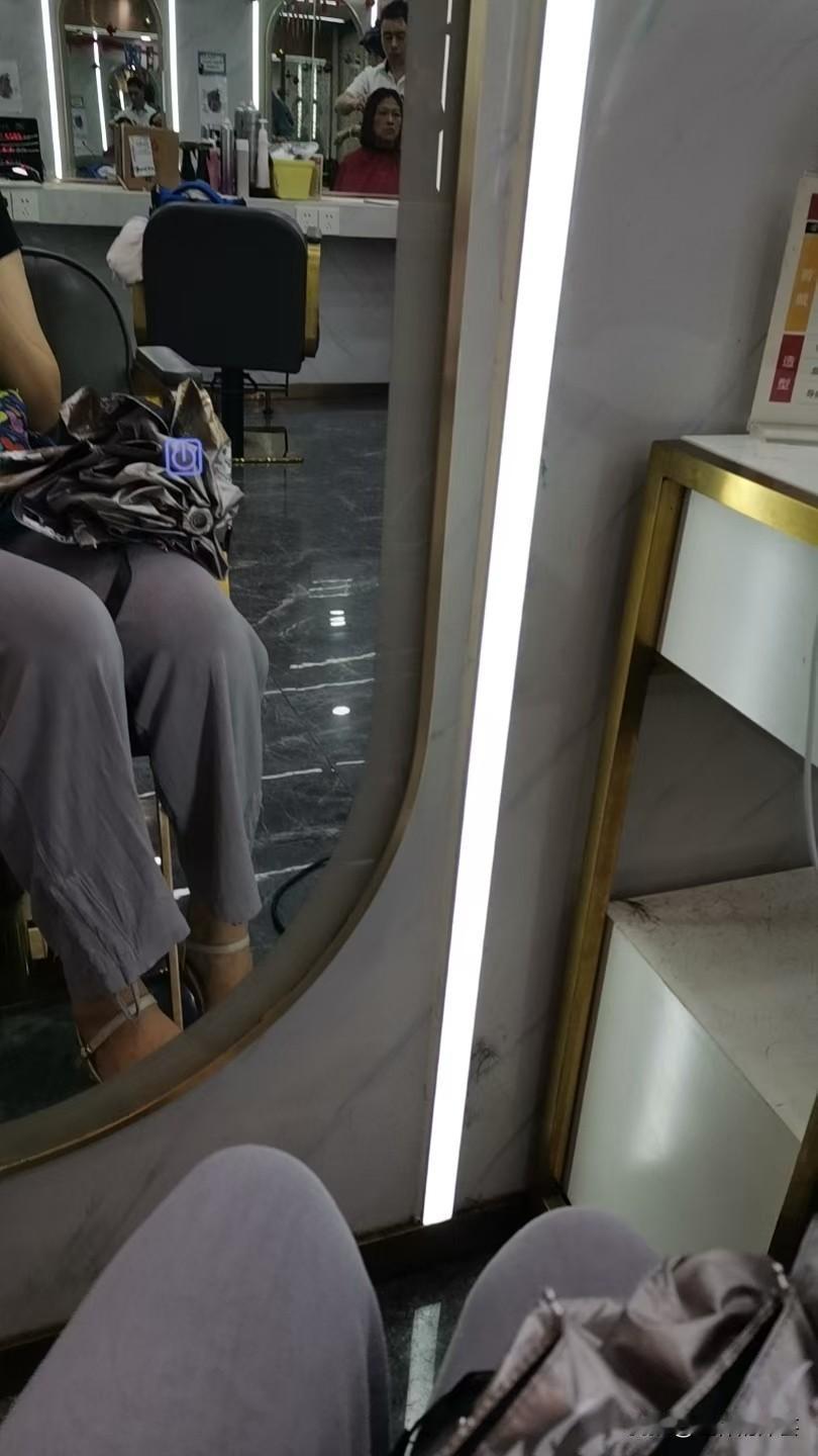 自己在家剪头发，谁爱办卡谁办去吧
 
人这一辈子，很多事啊，学着学着就通了。
 