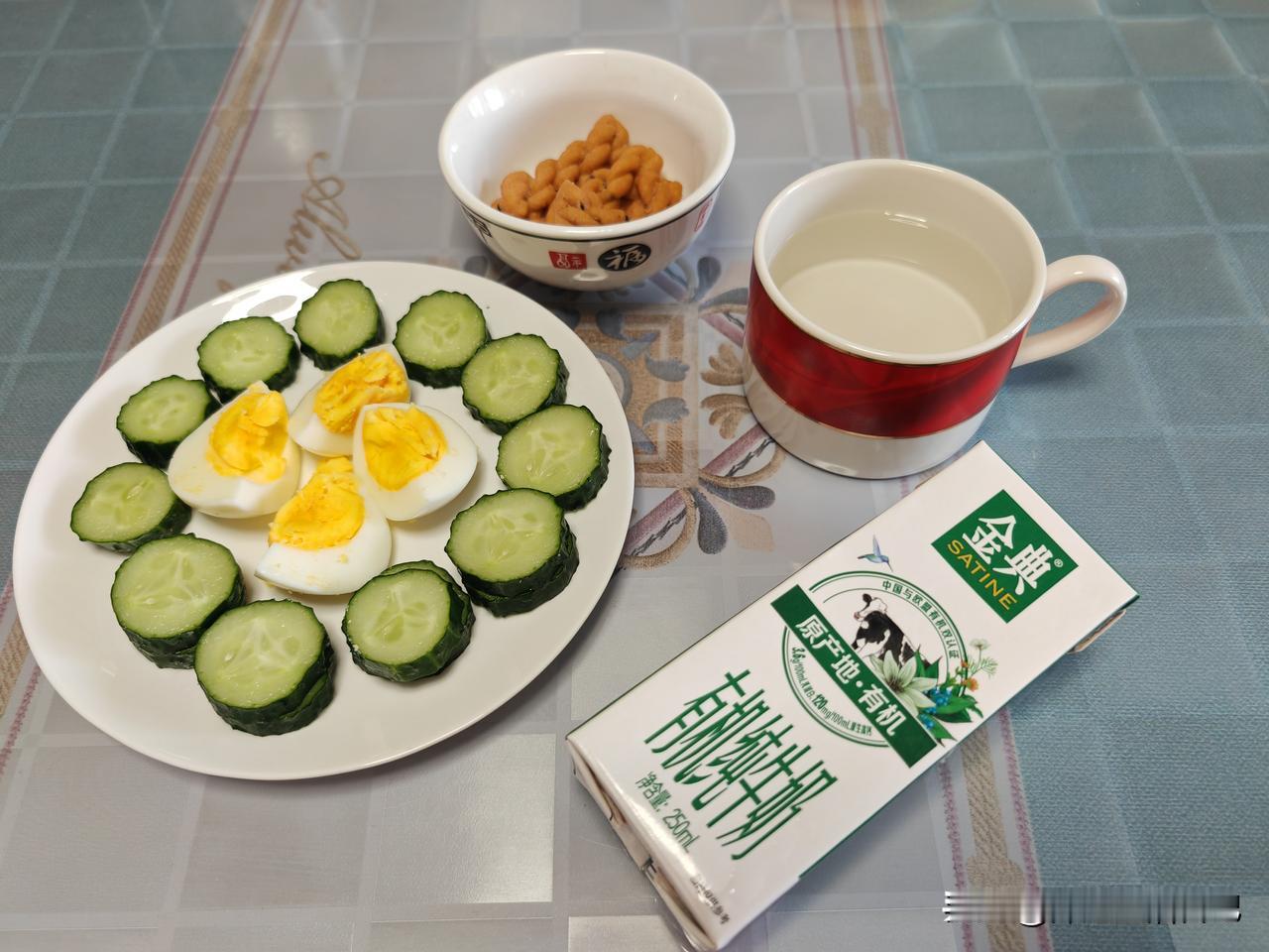 早晨
我一个人吃饭，
一杯温开水，
一盒热牛奶，
一个煮鸡蛋，
一根黄瓜，
简简