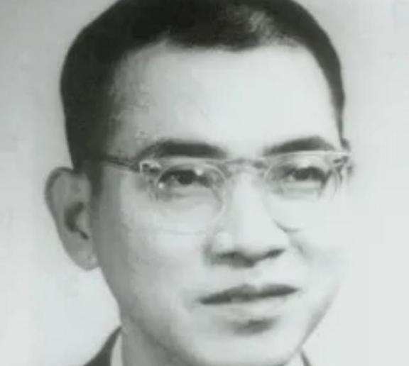 1953年，陈景润毕业后分到北京四中教书，学校却因口齿不清辞退他。之后他摆摊租书