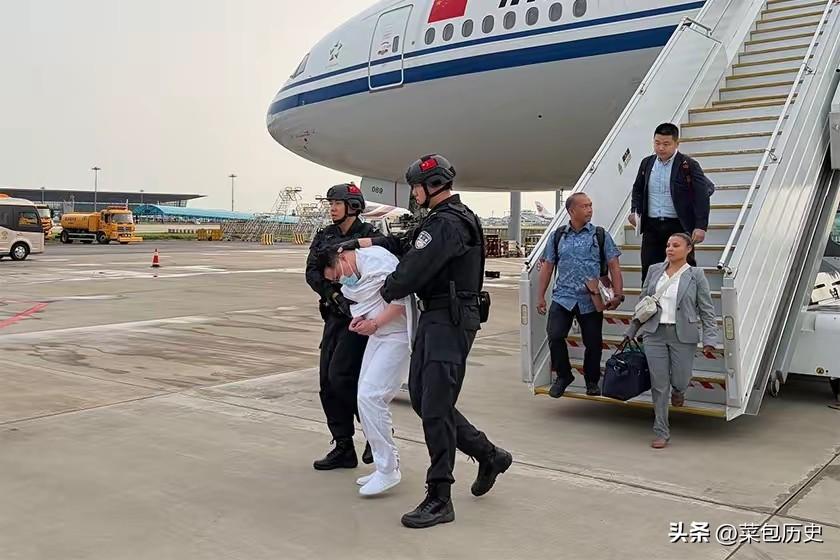 7月20日的北京首都机场，一架国际航班舱门打开，走下来的不是什么重要外商，而是一