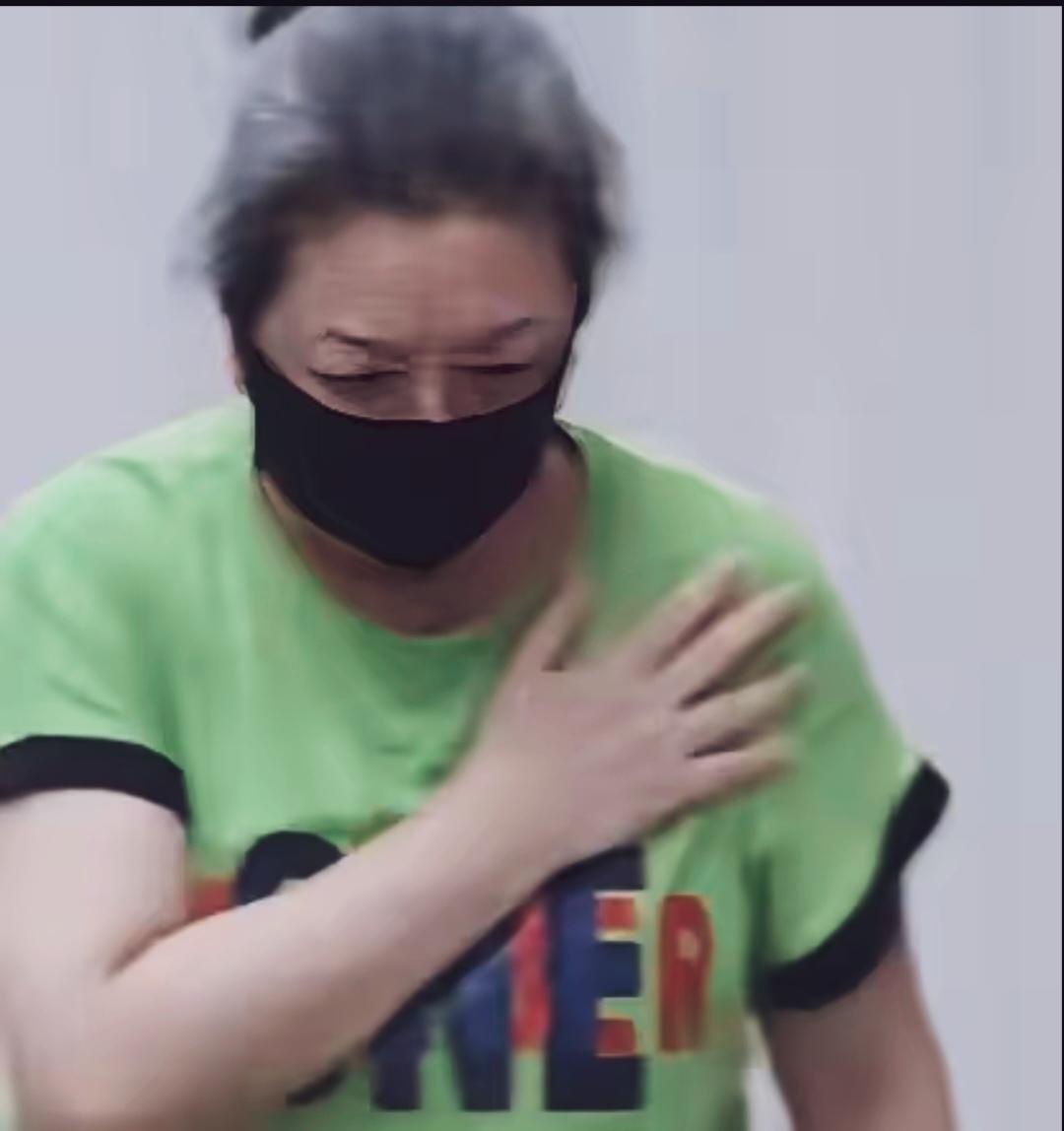 江珊演出结束离场时突发胸口不适。她微微佝偻着身体，指尖死死按压胸口，眉眼间堆满疲