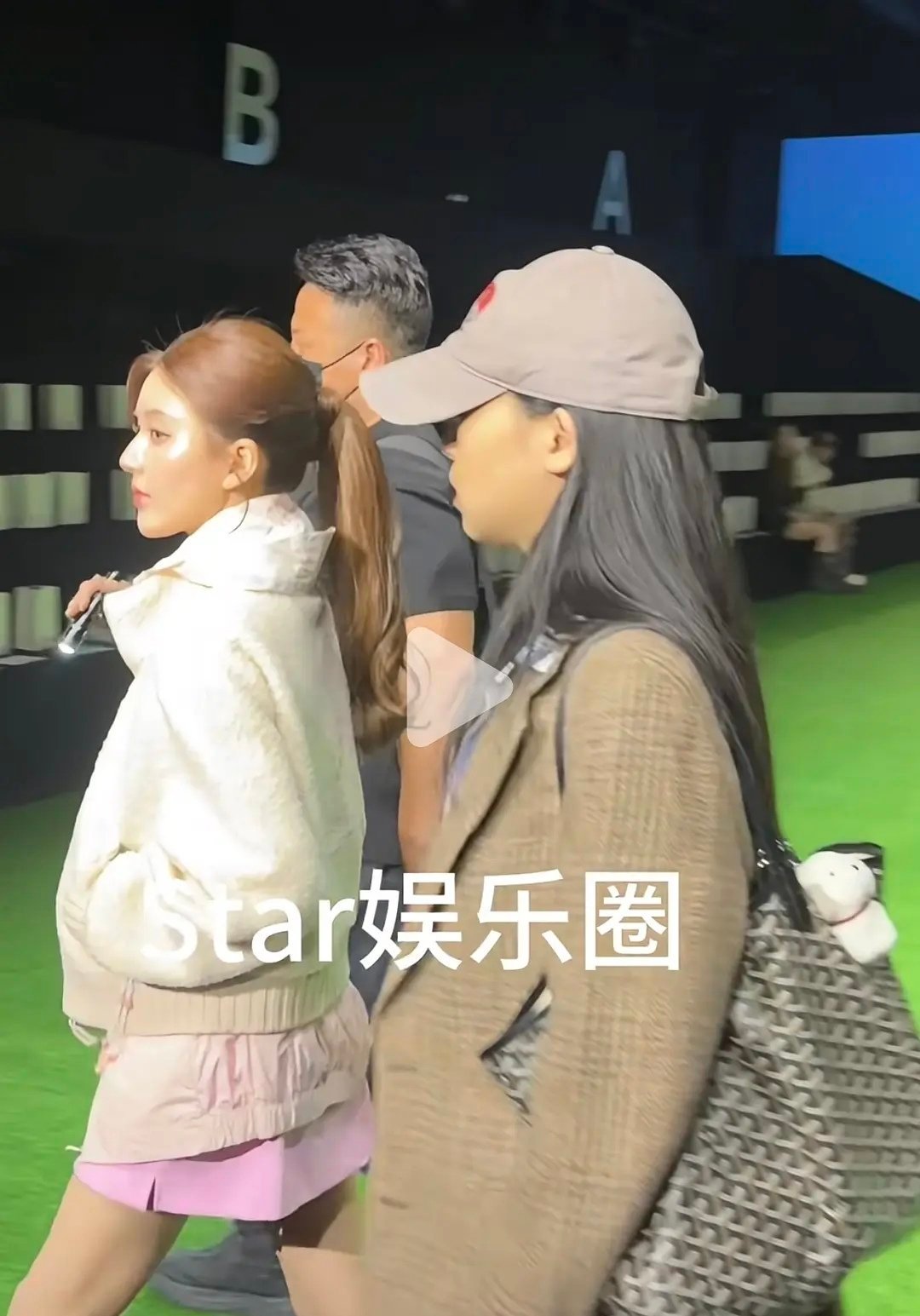 赵露思的脸和身材…… 