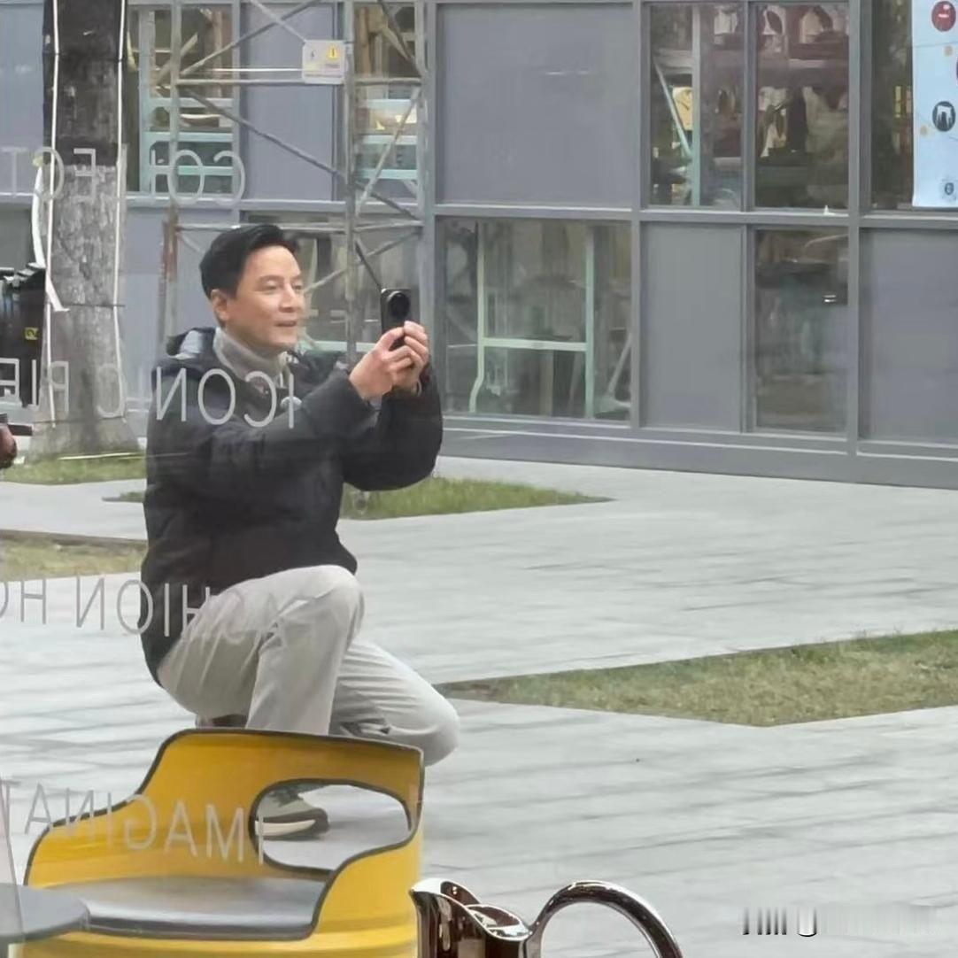 吴彦祖手里的是小米 17 Ultra？看样子挺薄啊，应该是小米史上最薄的一代 U