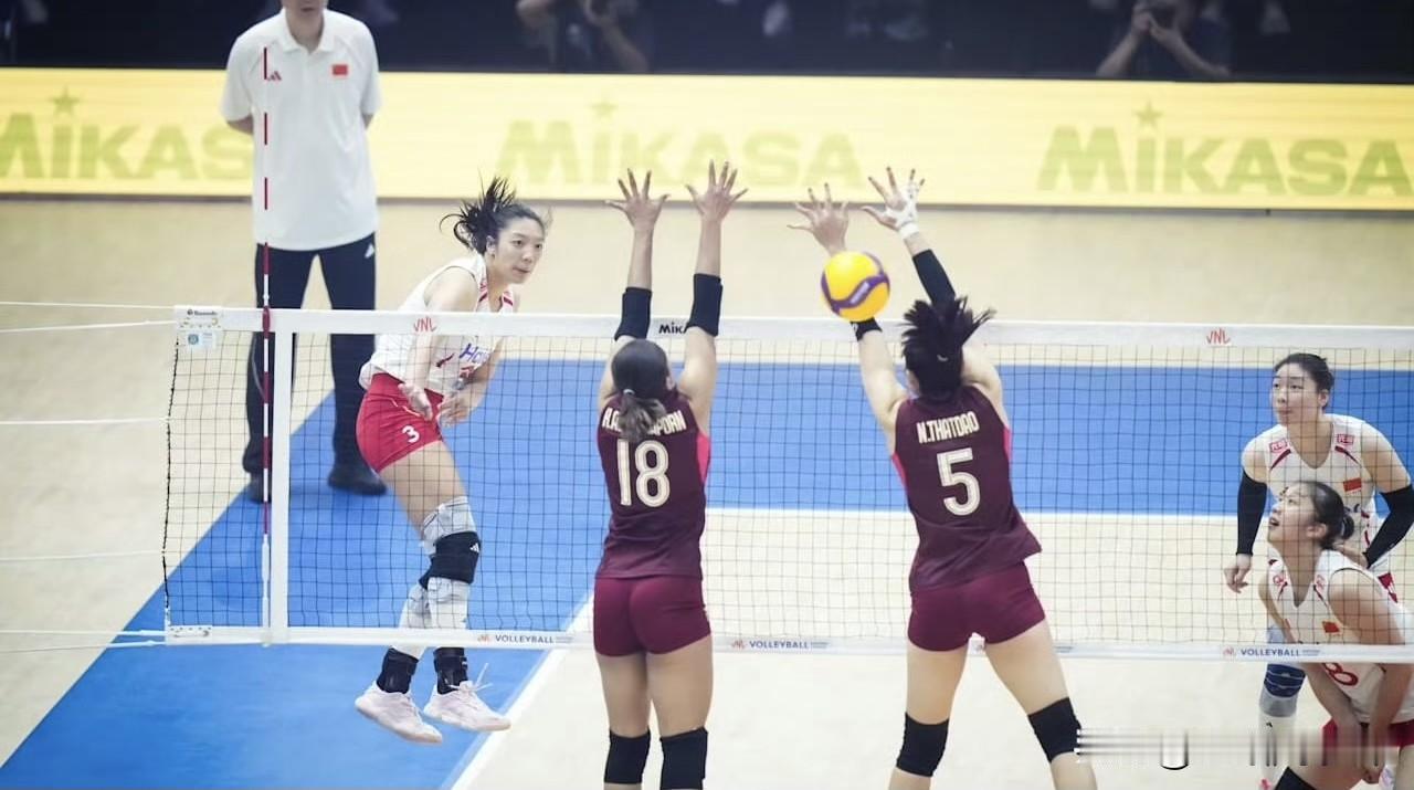 南京站中国女排vs泰国女排 比赛第五局，中国队15-7获胜。3-2（25-14,