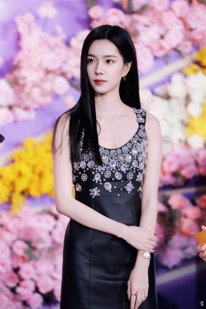 庄达菲亮相百花奖庄达菲亮相百花奖，今天的造型好美，好大气庄达菲百花奖造型