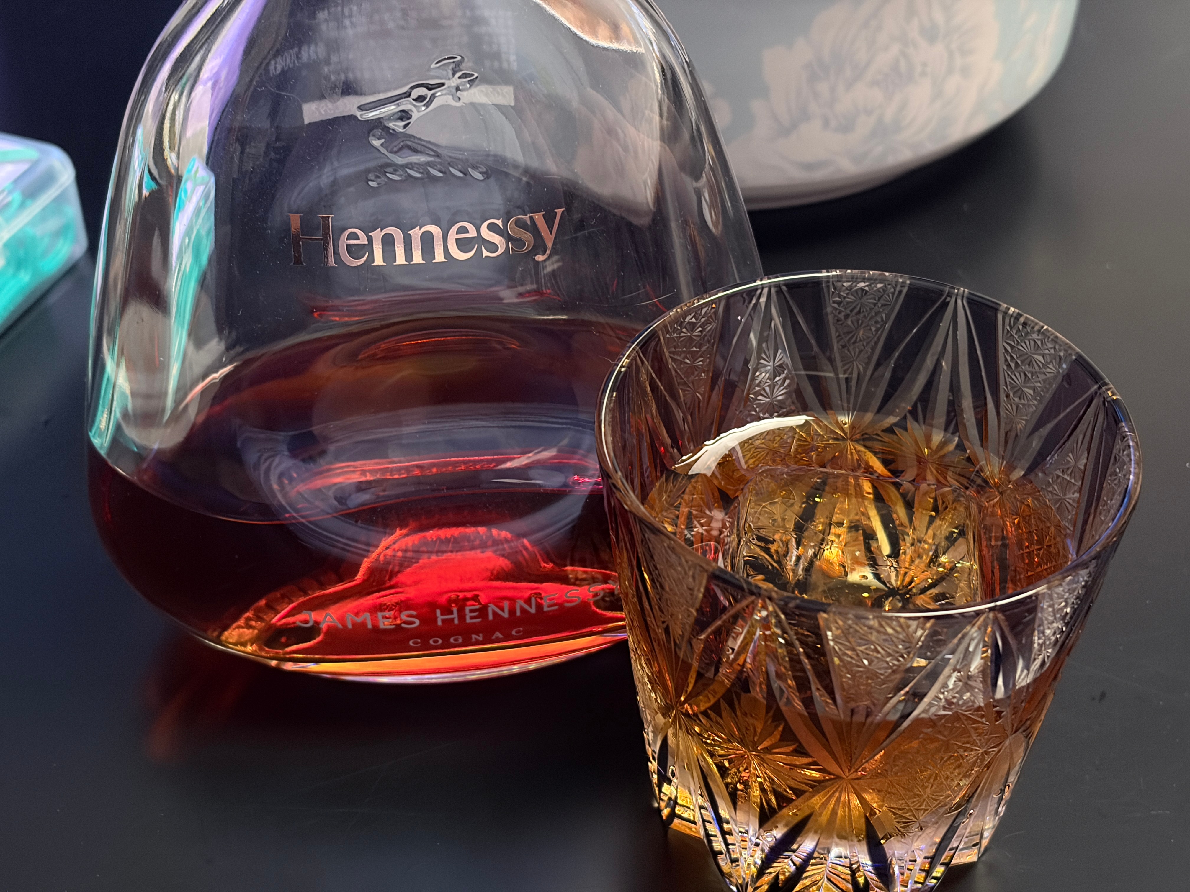 喝酒准备看欧冠决赛咯我这轩尼诗放了几个月再喝感觉更好喝了🥃 