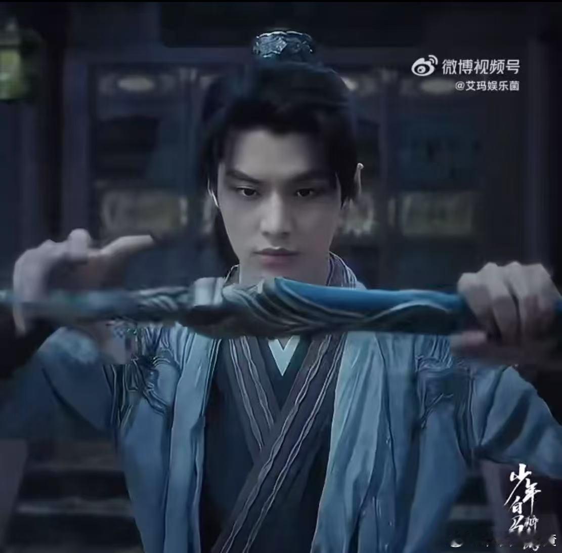 何与有效打戏何与确实是会让人惊喜，这打戏真的非常的行云流水，每个动作都会给我们带