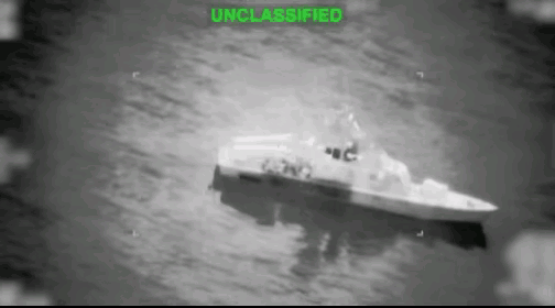 据说这是伊朗在霍尔木兹布雷的船只被击沉的画面，之所以要在霍尔木兹海峡布雷，就是要