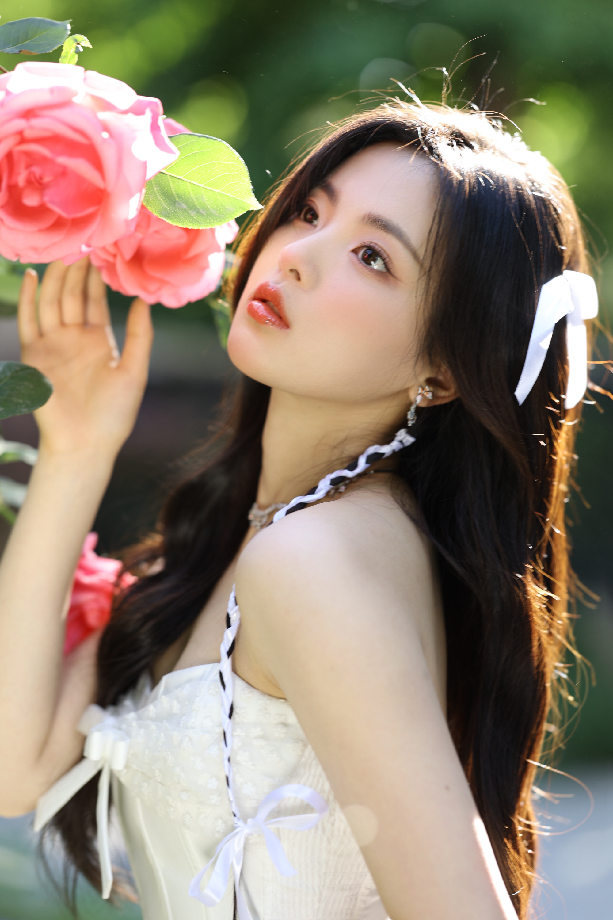 杨超越随拍九宫格~纯白色抹胸裙，娇艳欲滴，仙气十足的花仙子~[彩虹屁]​​​