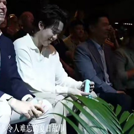 捕抓一位低头笑小王🤲🏻 