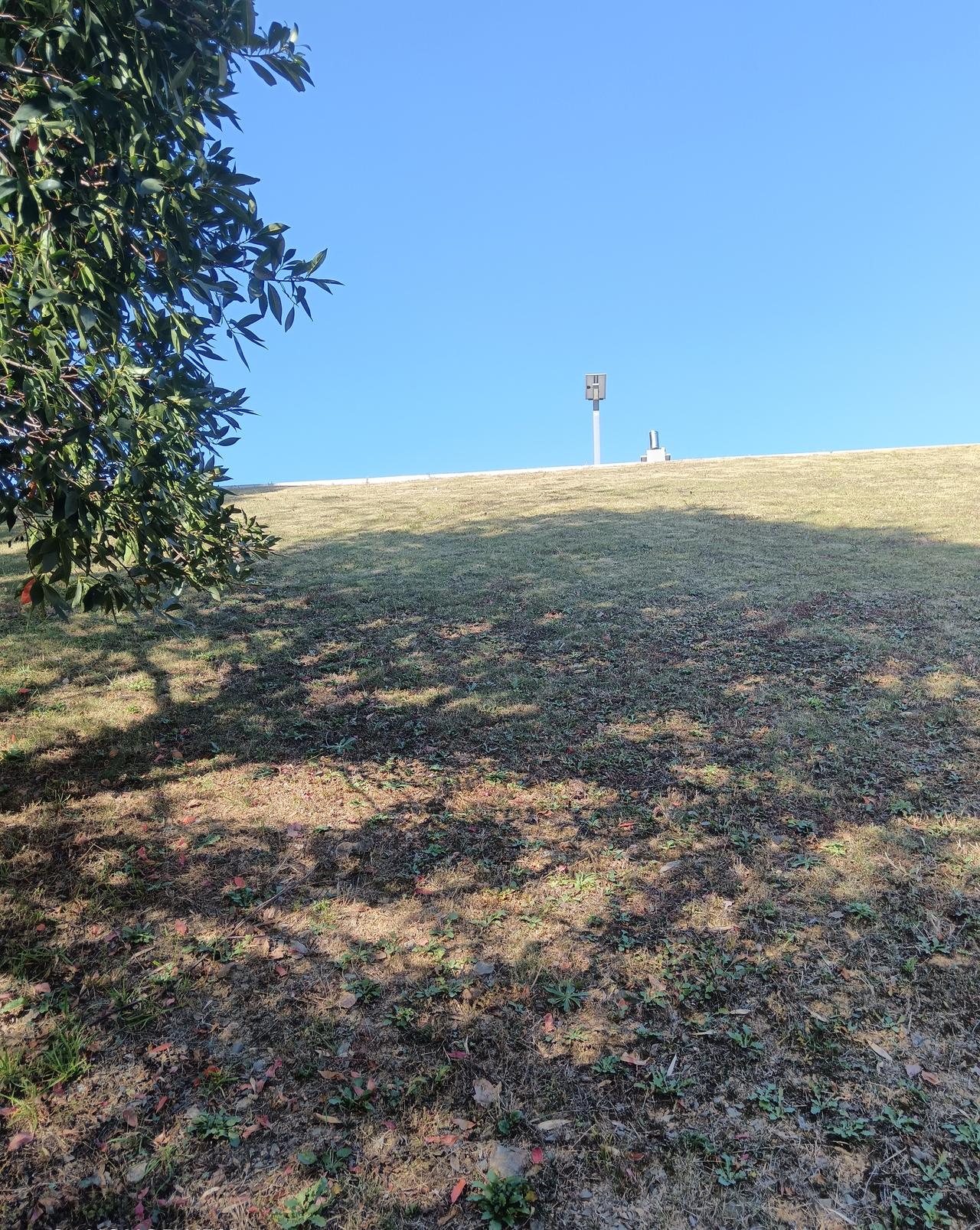 23岁的张某旭因为感情
上的矛盾，长时间用发送前女友裸照、说要伤害她和家人的话来