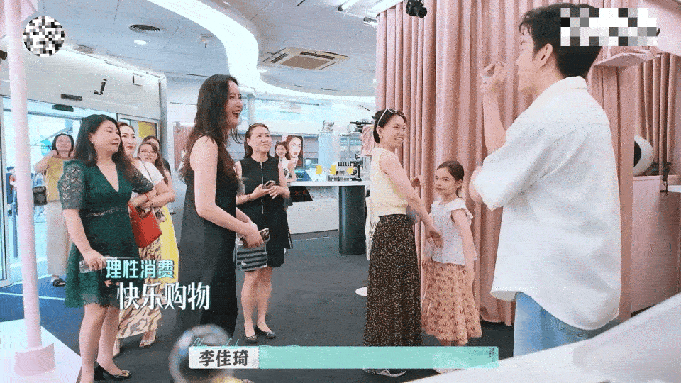 李佳琦的干活热情不亚于黄色海绵巴黎合伙人 真绝了！李佳琦这一天跟上了发条似的，早