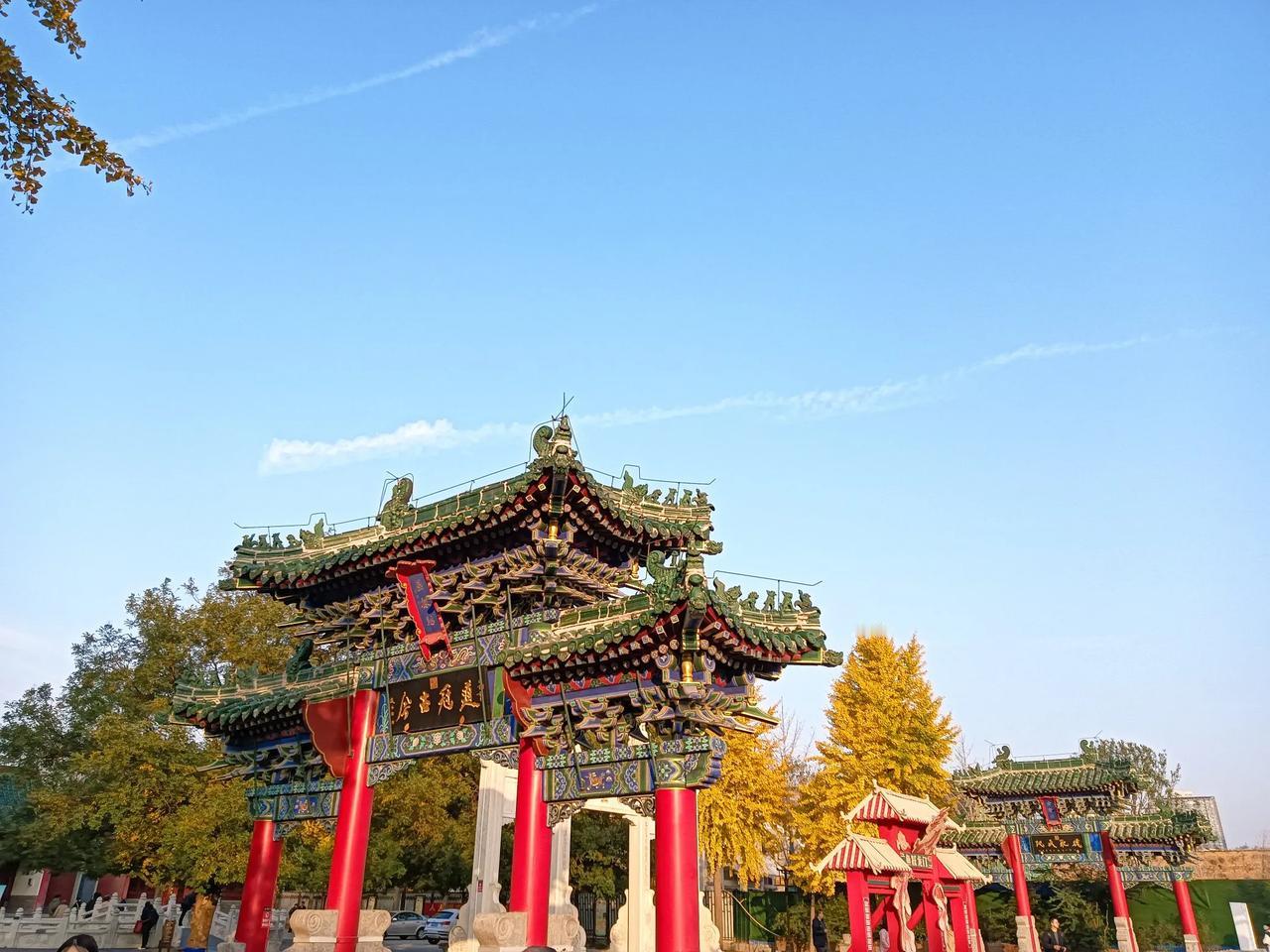 生活中处处是美景。让自己的脚步慢下来，不要总是埋头工作，要学会抬头看天。
​冬日