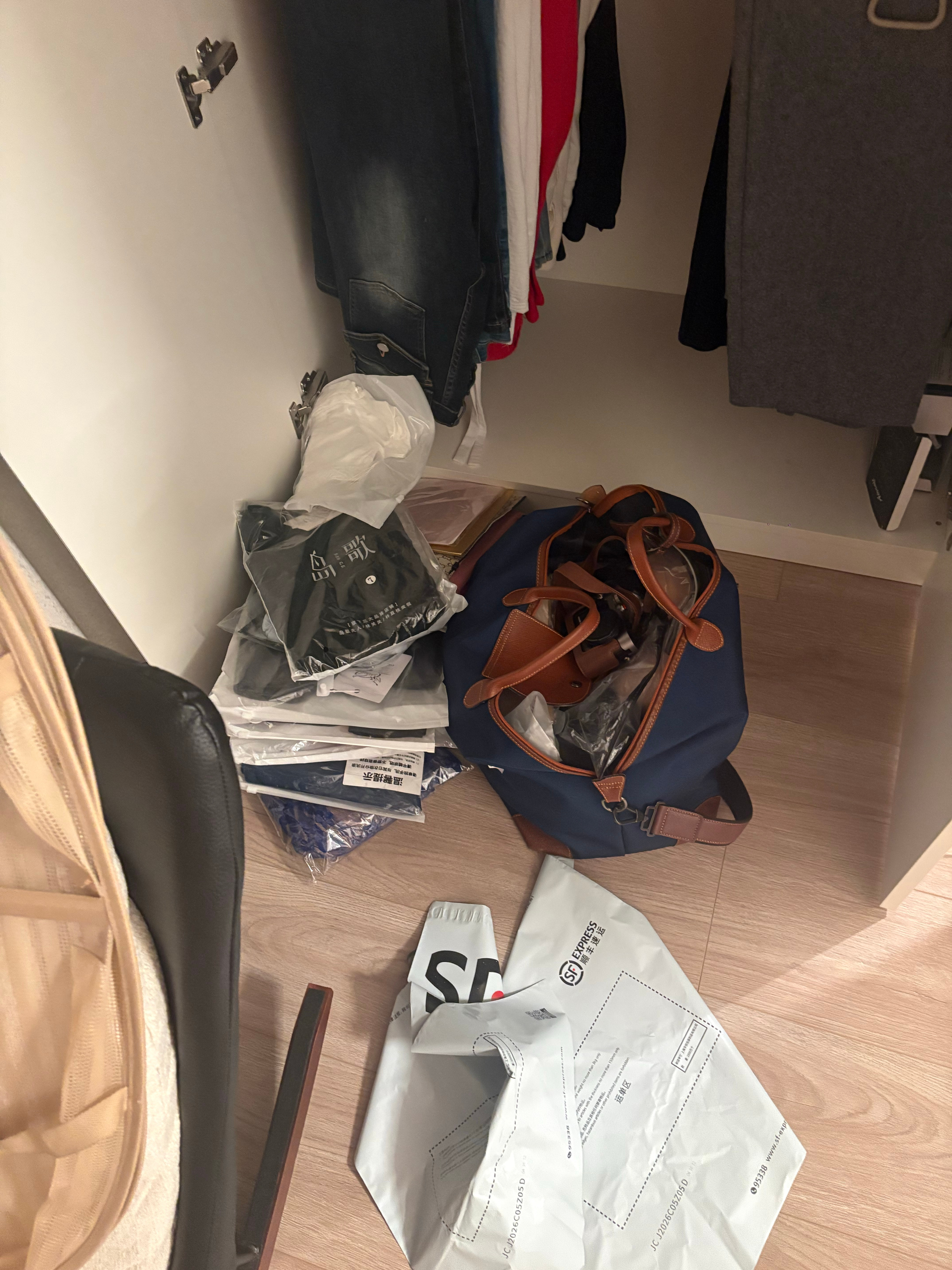 又积了那么多衣服裙子明天又要赶时间拍摄了拍完了再去接孩子放学 