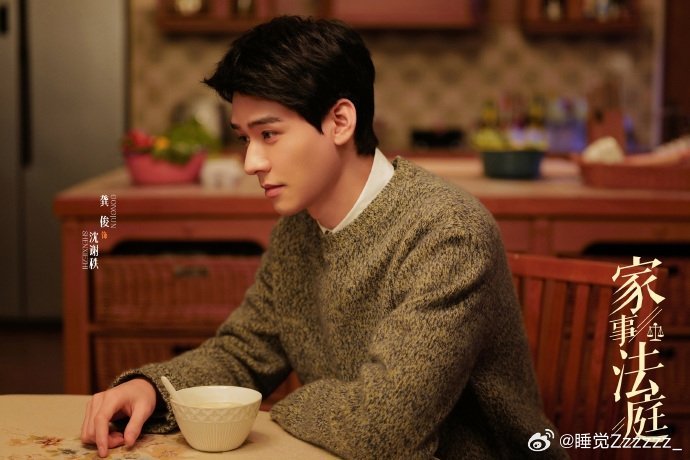 龚俊拍1集需2袋瓜子戏里戏外都爱吃瓜的龚俊，拍剧也离不开瓜子，沉浸式吃瓜差点忘记