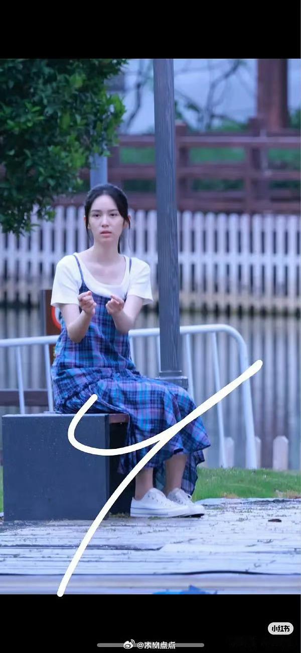 周也胡先煦平番按姓氏笔画排序《潮热雨季未解之谜》通告单出来了。周也，胡先煦排名不