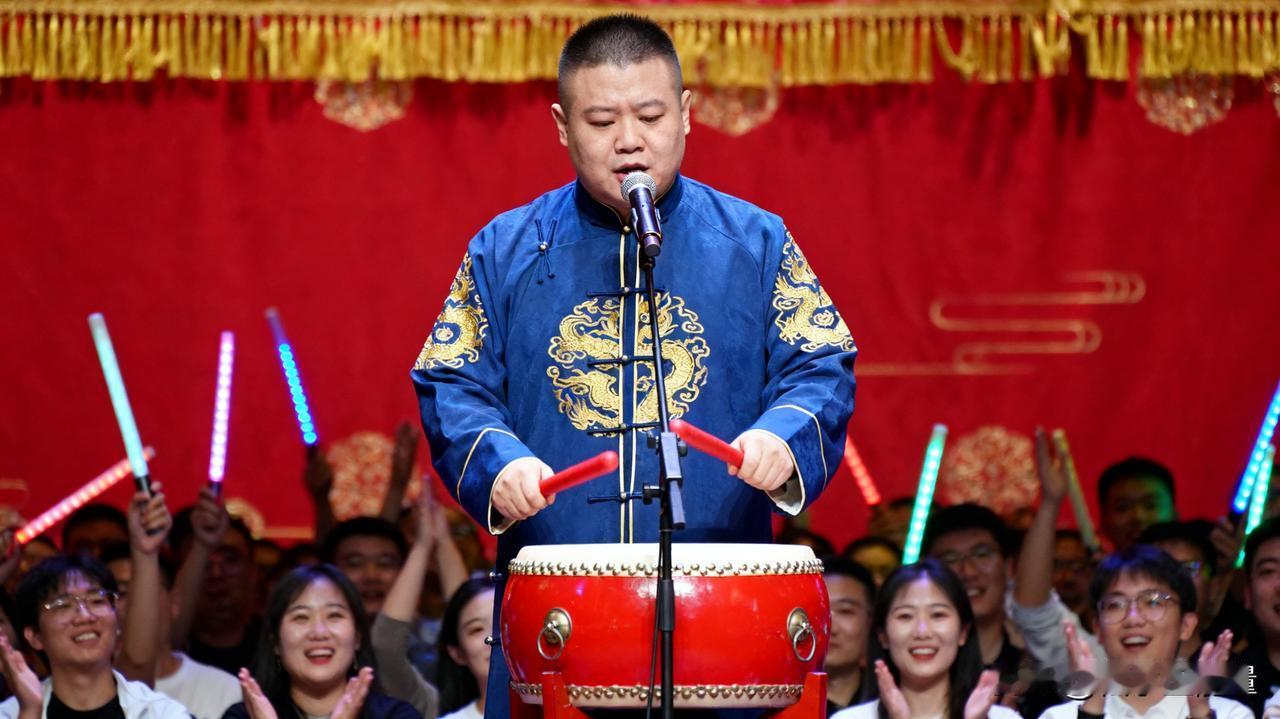 岳云鹏西安演唱会惊现鼓曲表演！舞台上，他身着传统服饰，手持鼓槌，神情专注。鼓点初