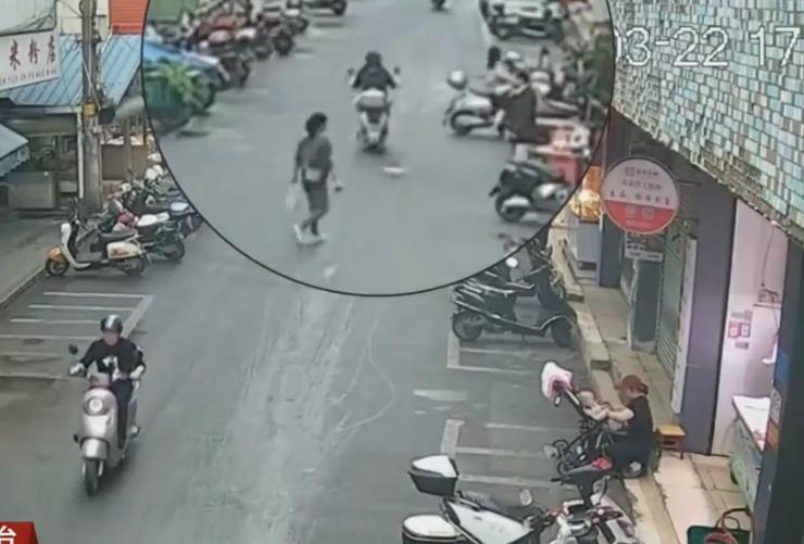 这一次只是全责，那下一次呢？
在广西百色一条商业街上，一位7岁的男童突然冲出，而