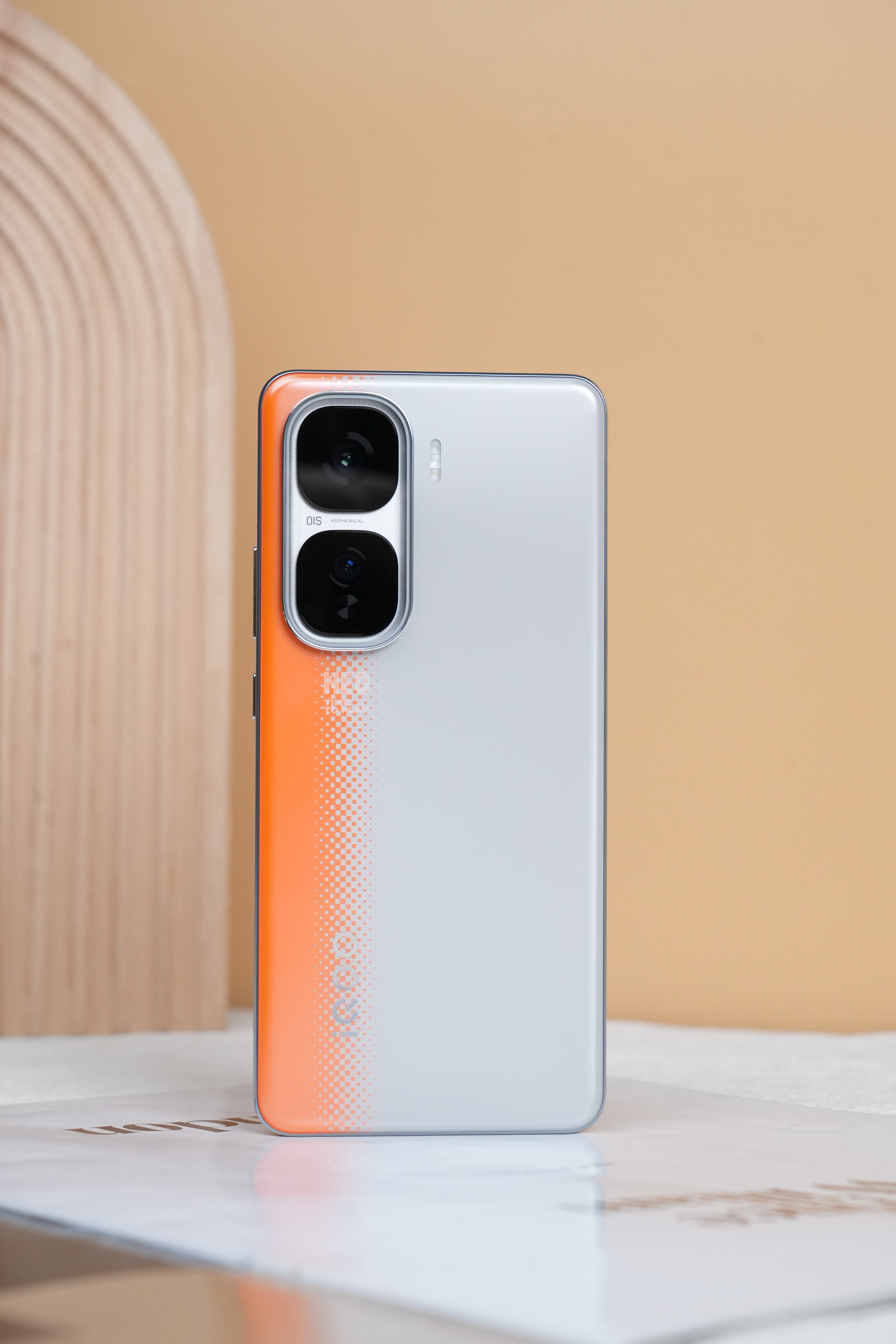 iQOO Neo10 Pro 拉力橙拉力赛车元素，钛色上的一抹橙活力且亮眼[酷]