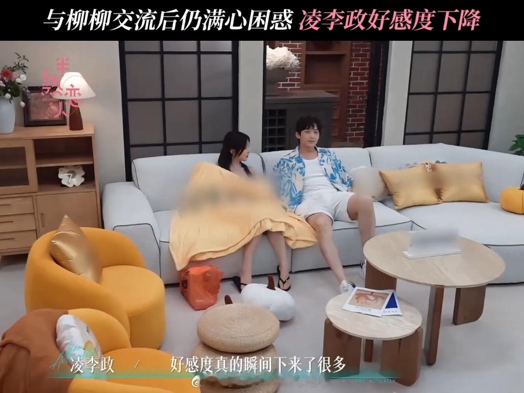 凌李政提到镜头外有很多轻松互动没剪出来，这话挺实诚。综艺嘛，总得放大冲突。他俩能