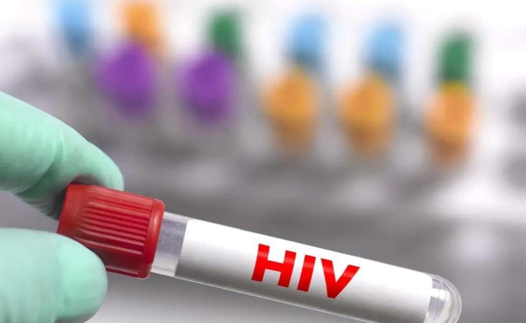 新疆阿克苏，男子被疾控中心确诊为HIV病后，一直服用药物并多次住院治疗，期间还因