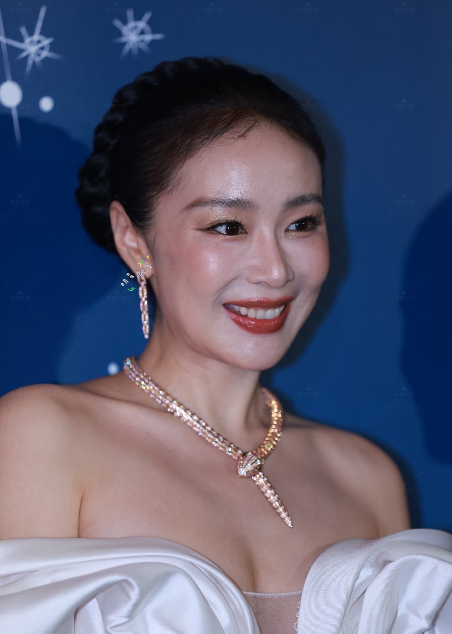 颧骨高，不甘居于人后，生活中大姐大！ 