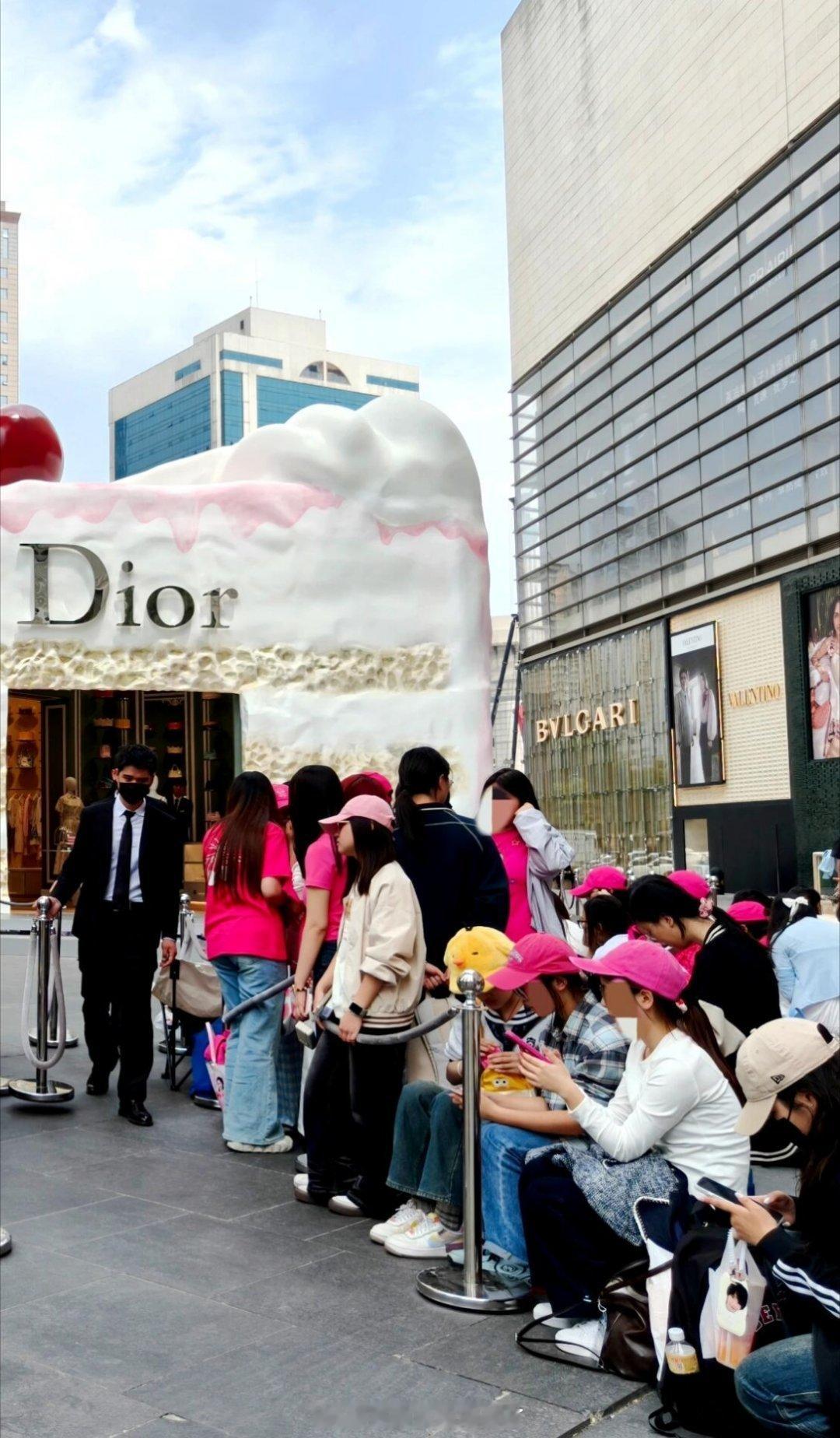 DIOR南京德基明天的活动，迪丽热巴粉丝今早已经开始排队了 