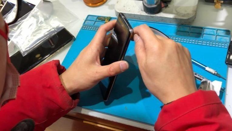 天津一位付女士因手机屏幕故障，将设备留在维修店处理，自己先去忙别的事。当天下午，