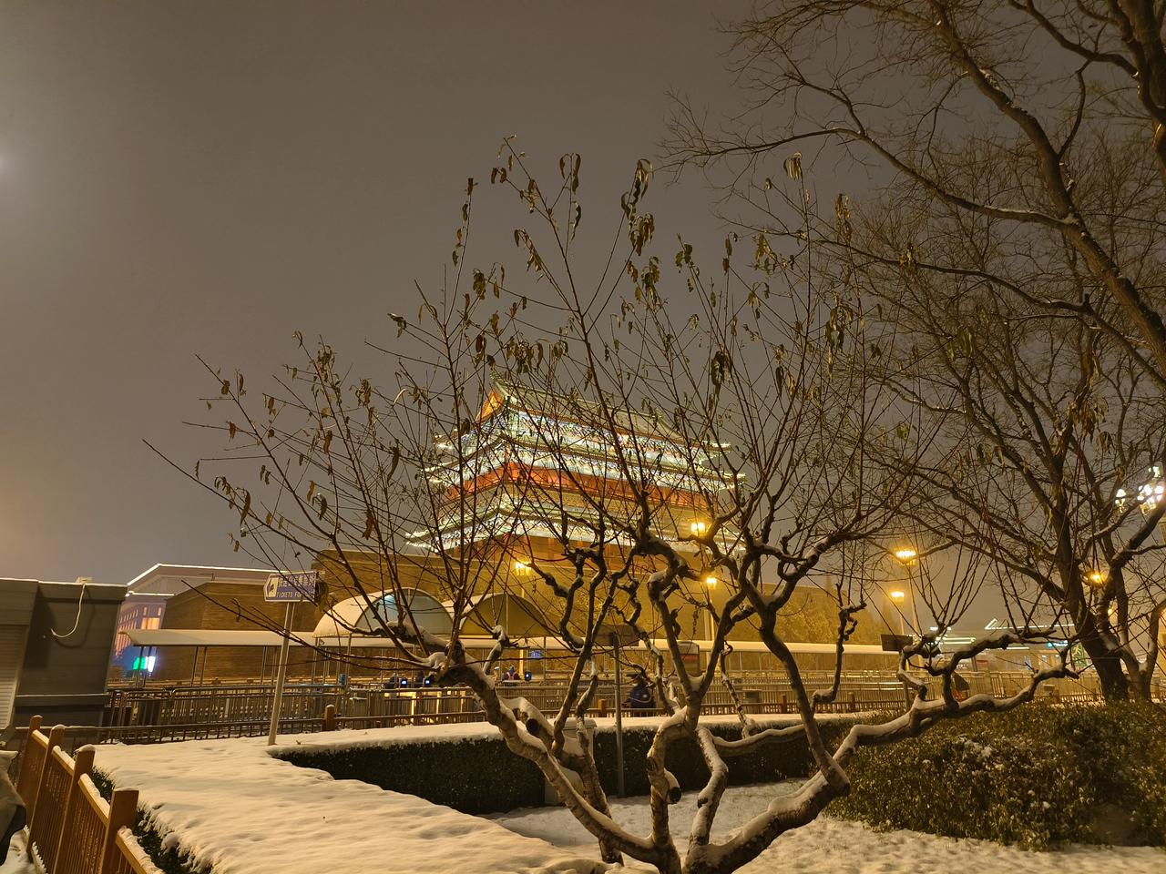 今年冬天的不同冬日的北京，雪景迷人，期待今年中国的发展蒸蒸日上，国泰民安，老百姓