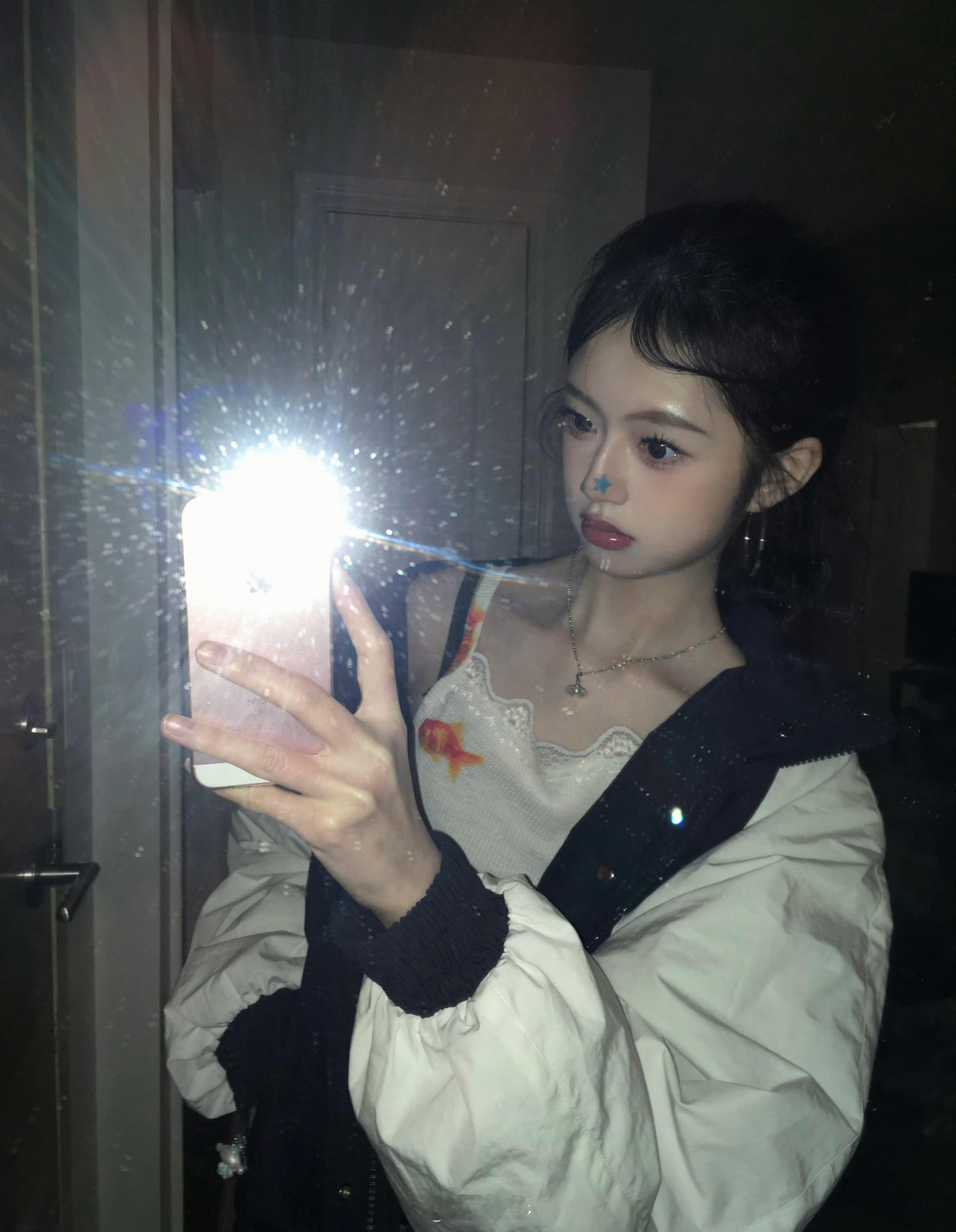 还是以前的home键iPhone有意思。 ​​​