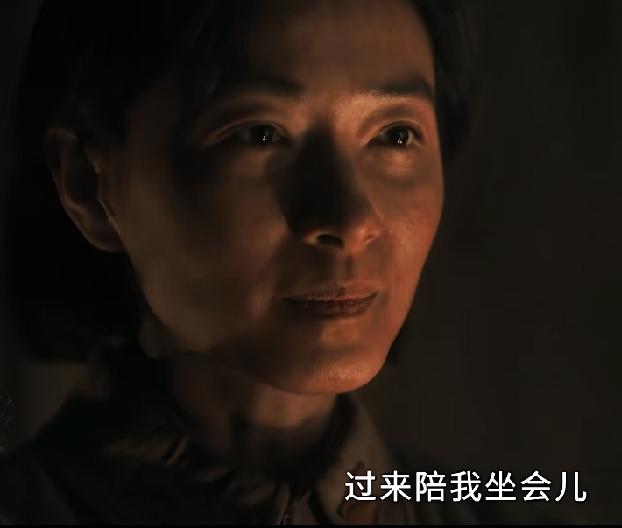 《伟大的长征》看到万茜出场后。
网友都说，干嘛这剧把演员脸上都涂很多泥土的，男演