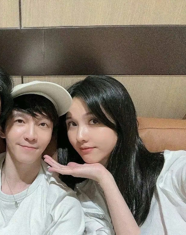 郭敬明旁边是陈都灵吗？脸怎么可以僵硬成这个样子？ ​​​