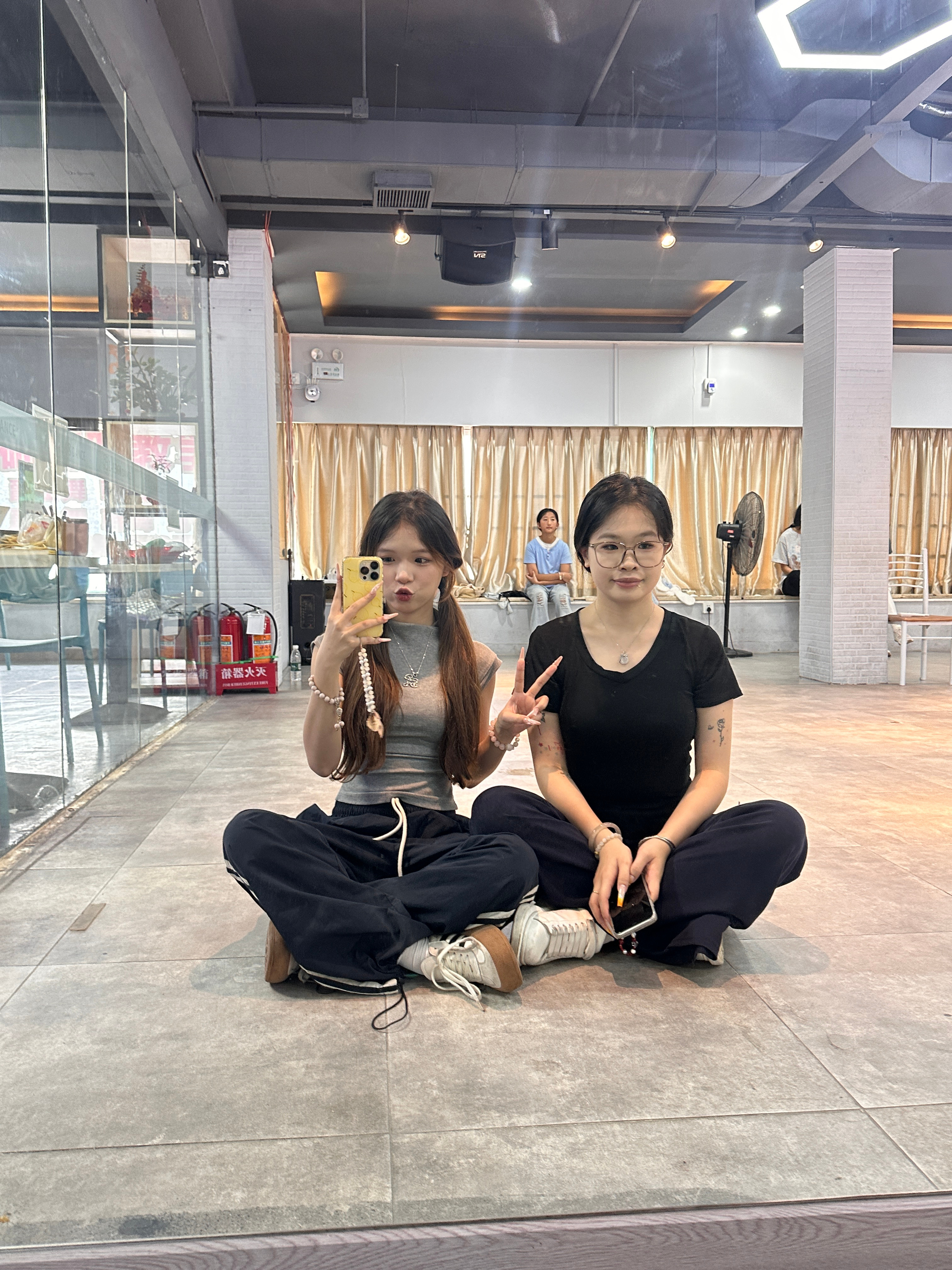 哈哈哈哈哈闺蜜们。我和qqw来上舞蹈体验课了。好好玩。报了个可。等我月底旅游完回