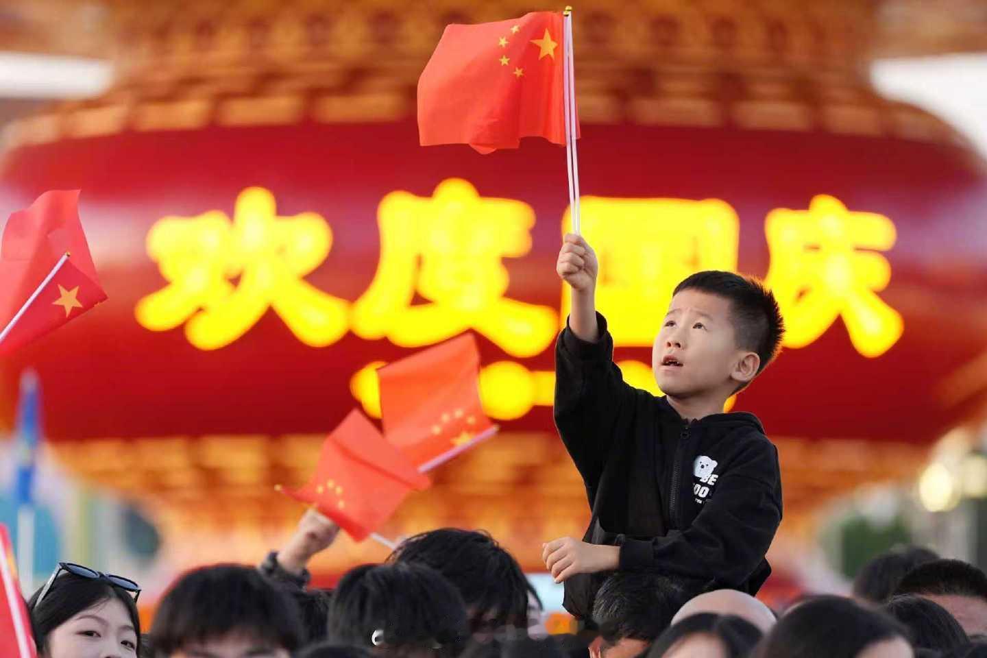 国庆中秋双节同庆国庆 值此国庆佳节，祝福我们的祖国日益强盛，山河永安。回望过去，
