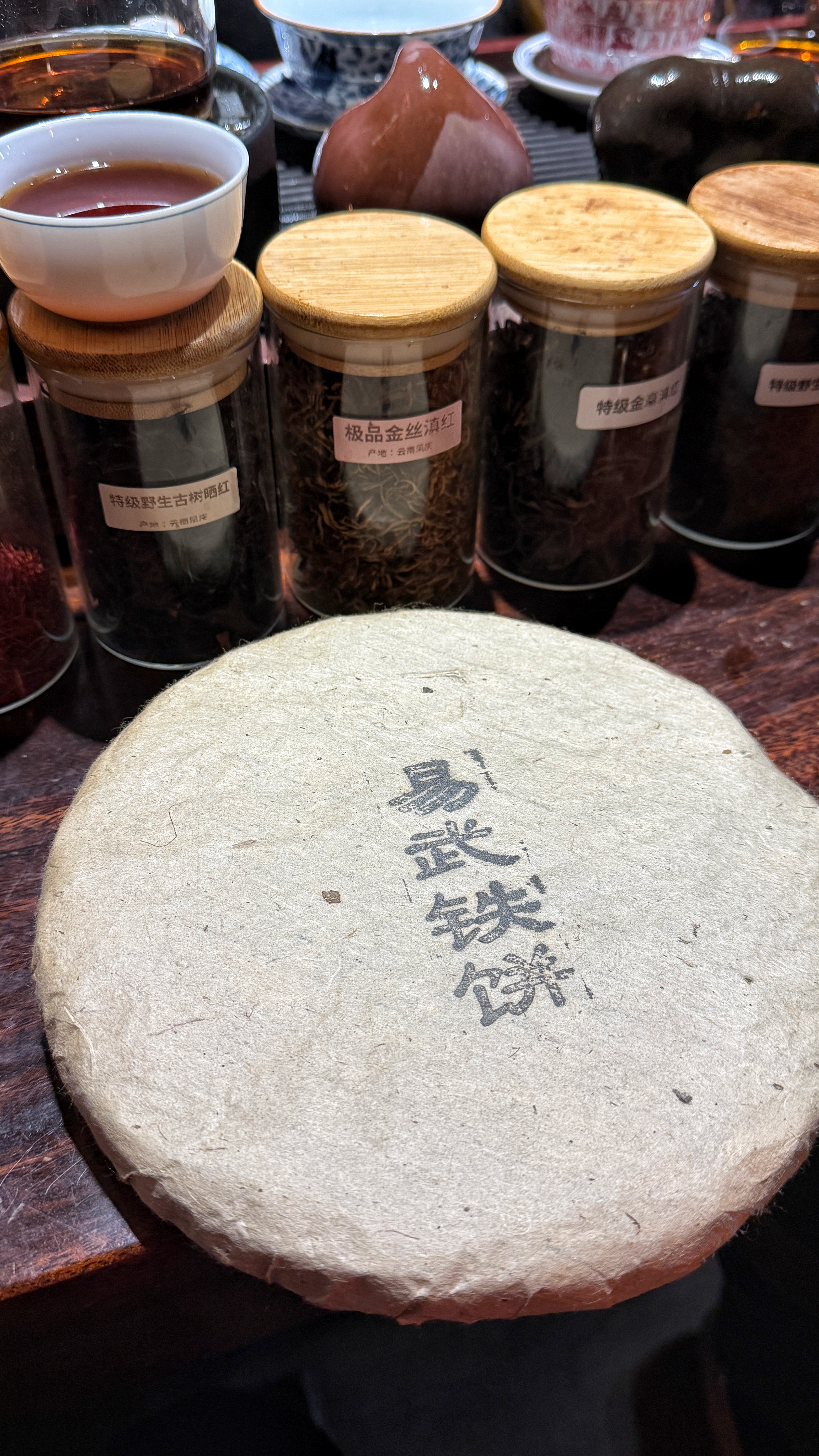 今晚难得在客栈给大家分享一片80年代的易武老茶，真的是难得开饼，出味快，冲泡即见