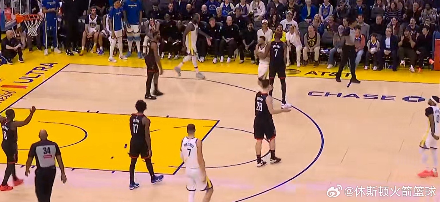 库里自己都没有想到裁判会给犯规，自己都乐了火箭vs勇士nba常规赛