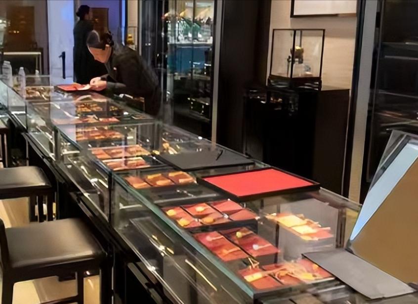 大家察觉到了吗？近期社会上浮现3个明显现象。
 
第一个，黄金大幅回落，却无人跟