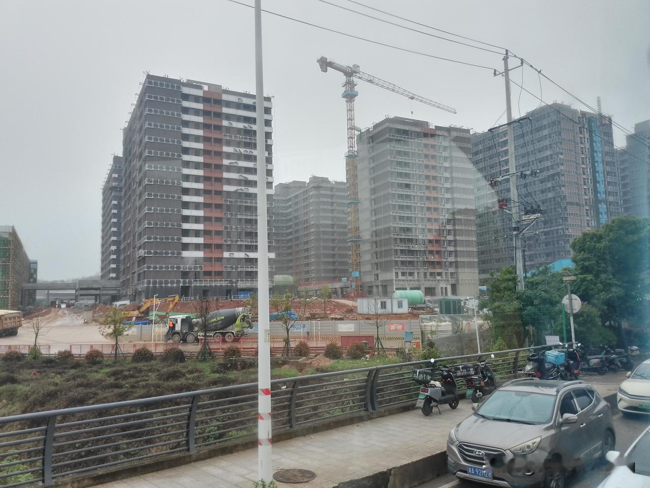 长沙好快，湘潭好慢！
笔者最近天天行走在潭州大道去长沙，看到湘江科学城长沙片区内