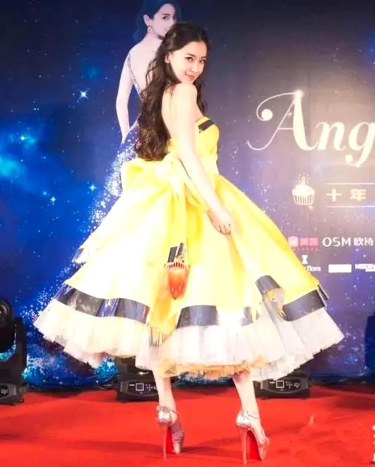 有时候真的很佩服女明星们穿着恨天高走路还走的很稳… ​