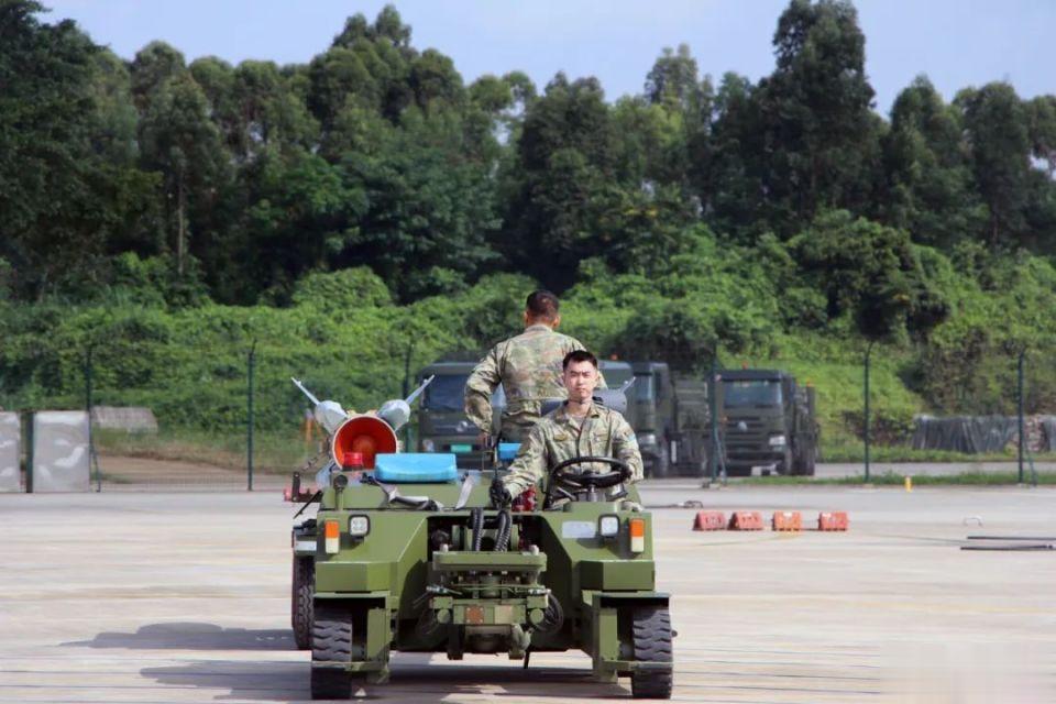 南部空军某场站，野战技术阵地弹药启封验证。在野战技术阵地，战斗准备组进行弹药选定